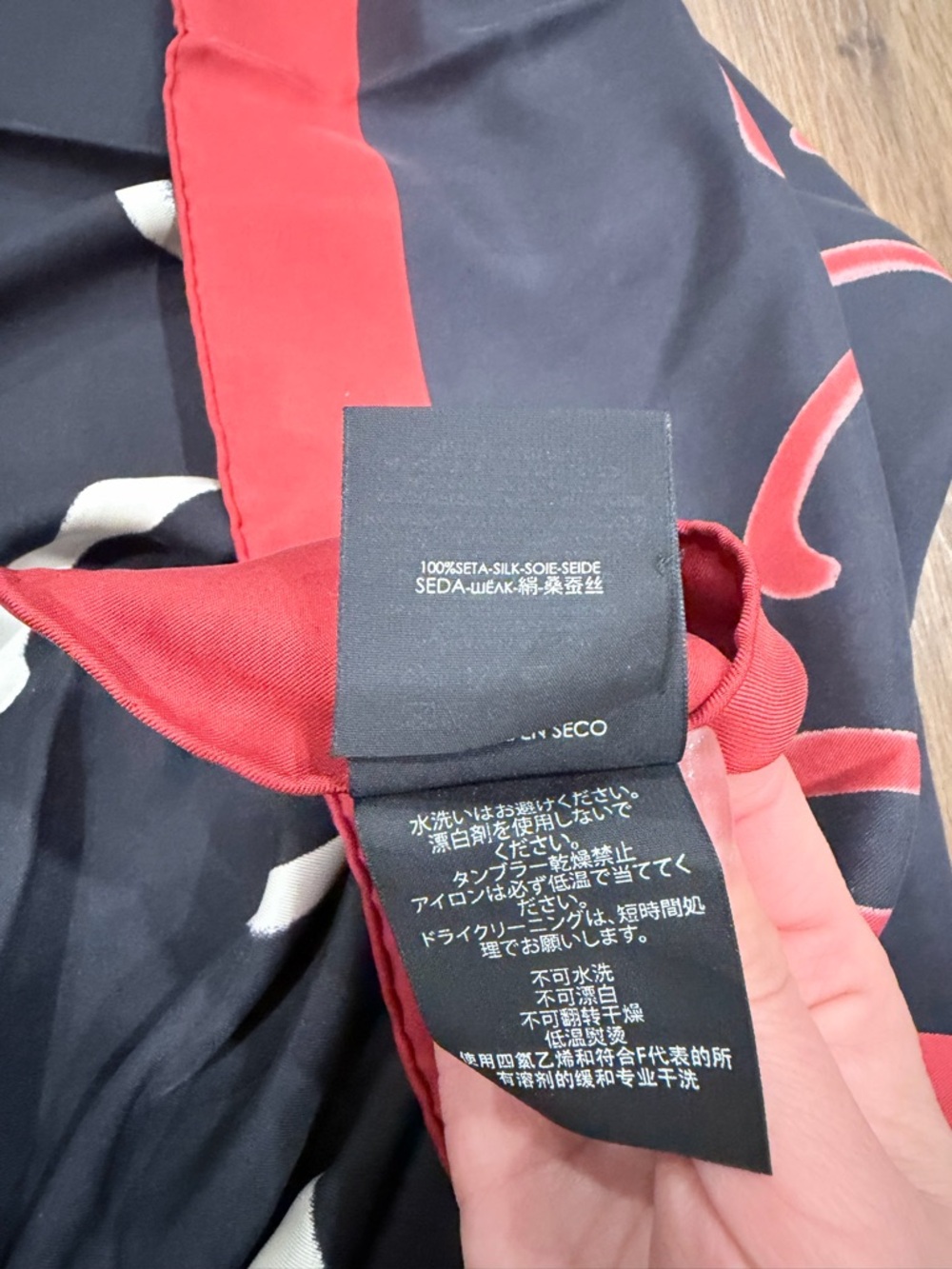 New Gucci Black Red Silk Square Scarf with Gucci Is life SZ 90x90cm - Picture 6 of 8